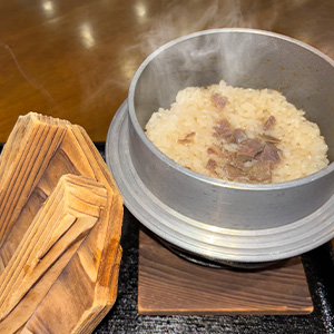 ホテルグリーングリーンのバイキング 牛肉がご飯の上に乗った熱々の湯気を立てる贅沢な釜飯